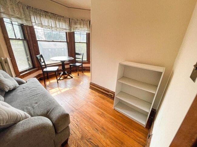 Building Photo - 207 Kelvin Pl