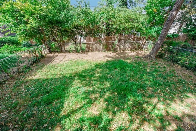 Building Photo - Fantastic West Plaza Bungalow