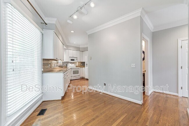 Building Photo - 3011 Woodlawn Dr