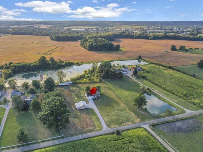 Building Photo - Your country retreat awaits!