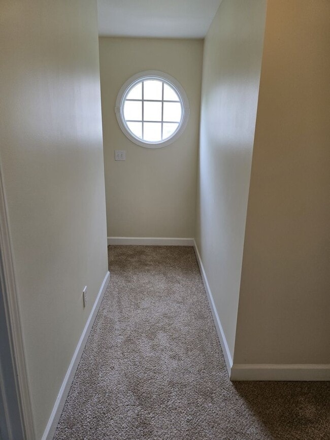 Building Photo - Residential Home Located in Vermillion with 3BR/2.5BA