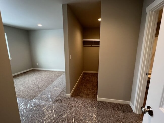 Building Photo - Luxury 3 bedroom, 2 bath home with double garage!