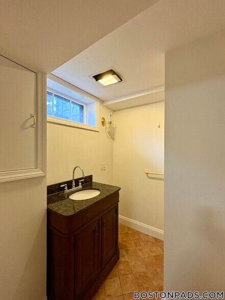 Building Photo - 17 Edgecliff Rd