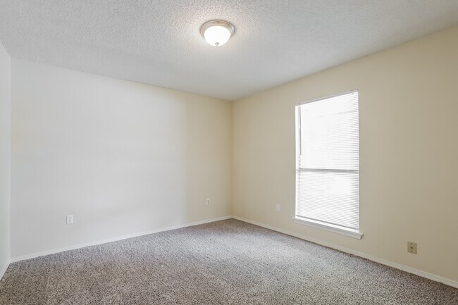 Building Photo - 20142 Misty Pines Dr