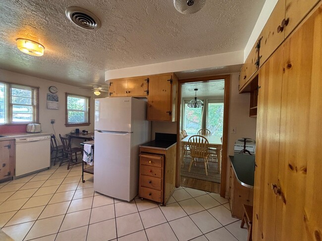 Building Photo - 4 Bedroom 2 Bathroom
