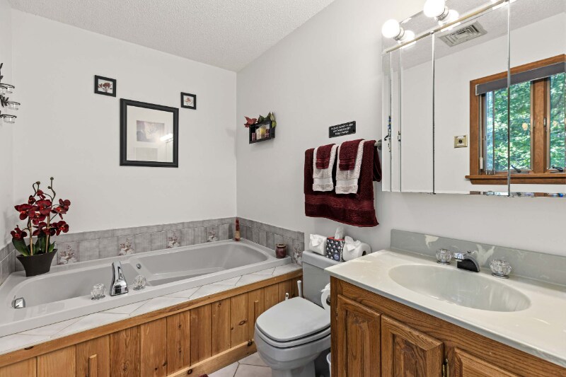 Building Photo - 2174 Lakeview Dr E