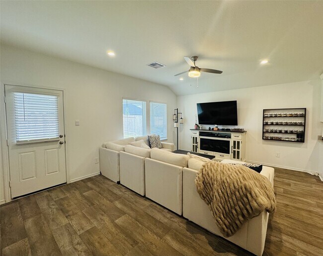 Building Photo - 31726 Sutton Mdws Ln