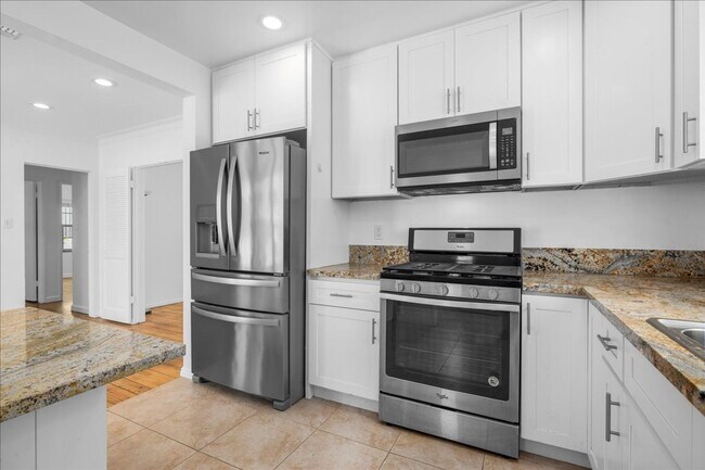 Building Photo - Corner lot home on a classic tree lined Beverly Hills street