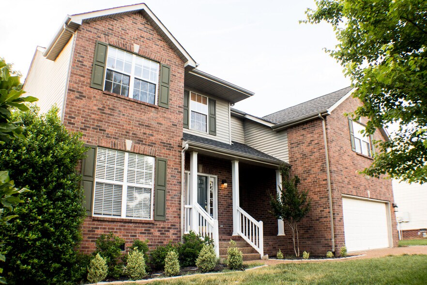 Primary Photo - 140 Grove Ln S