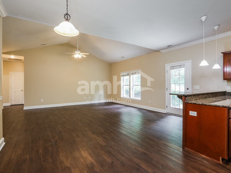 Building Photo - 41 Wintergreen Dr