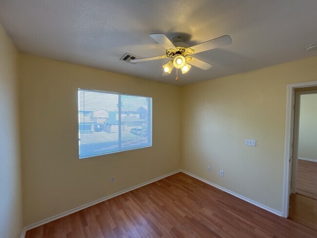 Building Photo - Experience luxurious living in this stunning 4-bedroom, 2.5-bathroom house