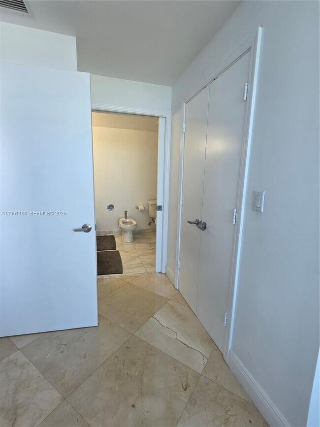 Building Photo - 601 NE 36th St