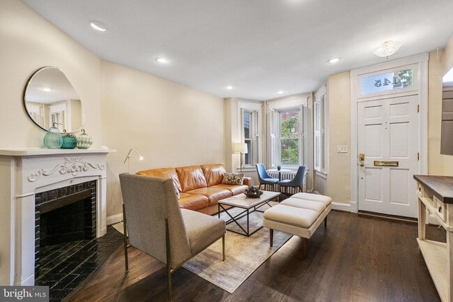 Building Photo - 145 D St SE