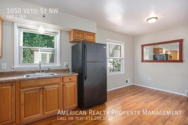 Building Photo - 1050 Veto St NW