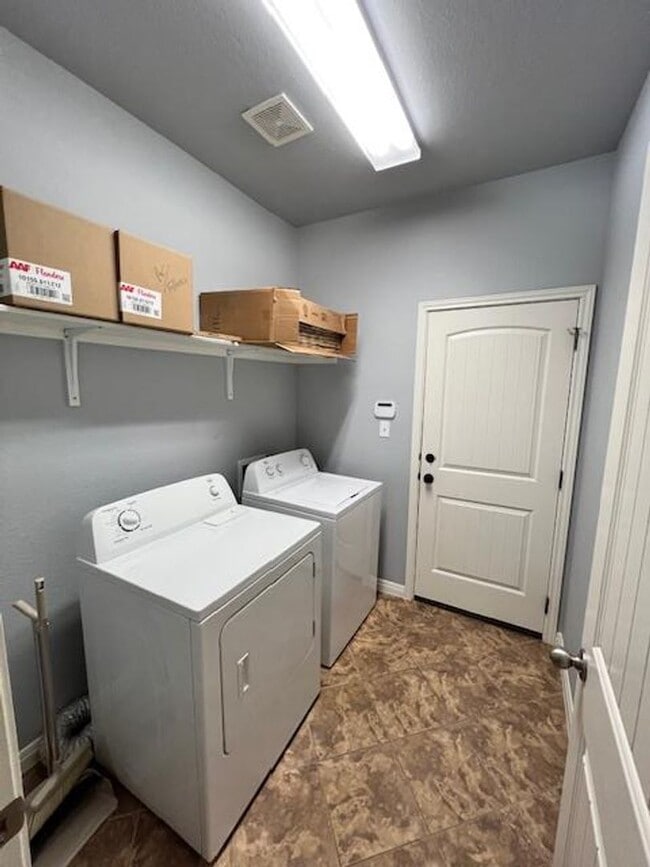 Building Photo - Executive One Story / 4 bedroom / Reserve ...
