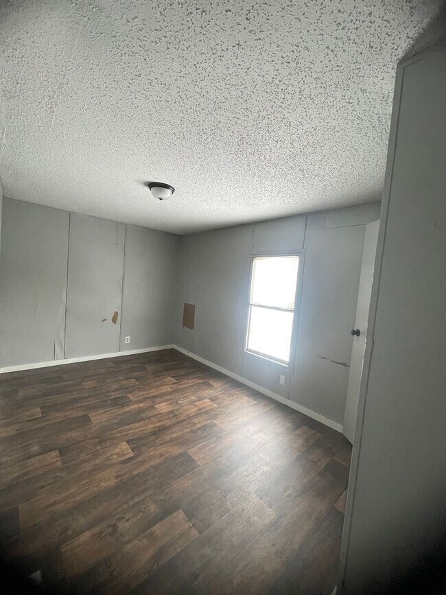 Building Photo - Country living with spacious front and backyard - 3 beds/ 2bath available now