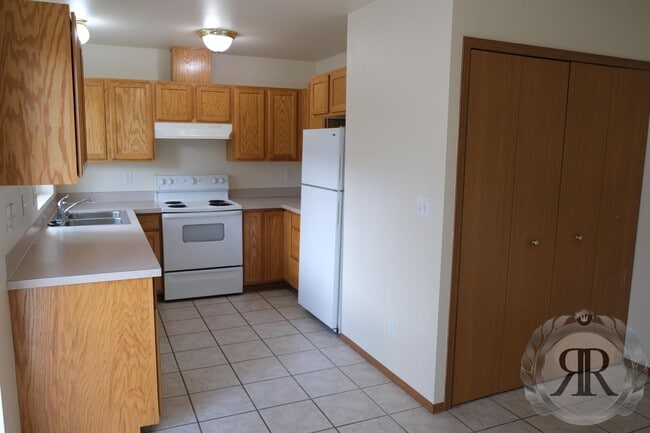 Building Photo - 2 Bedroom, 1 1/2 Bath Townhouse - Move In Ready!