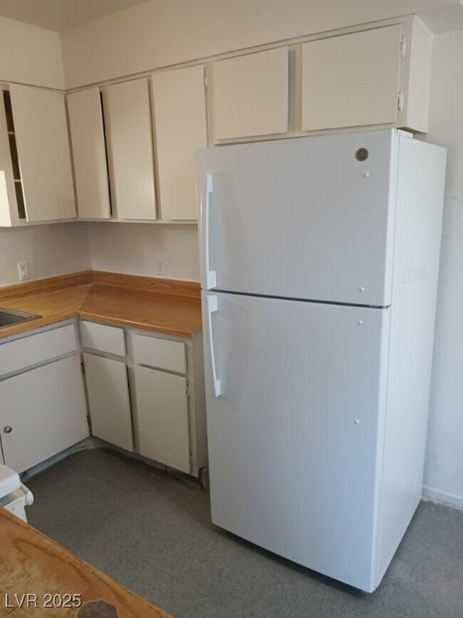 Building Photo - 1400 E Mesquite Ave