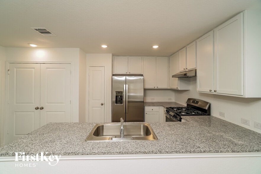 Building Photo - 10414 McClintock Dr