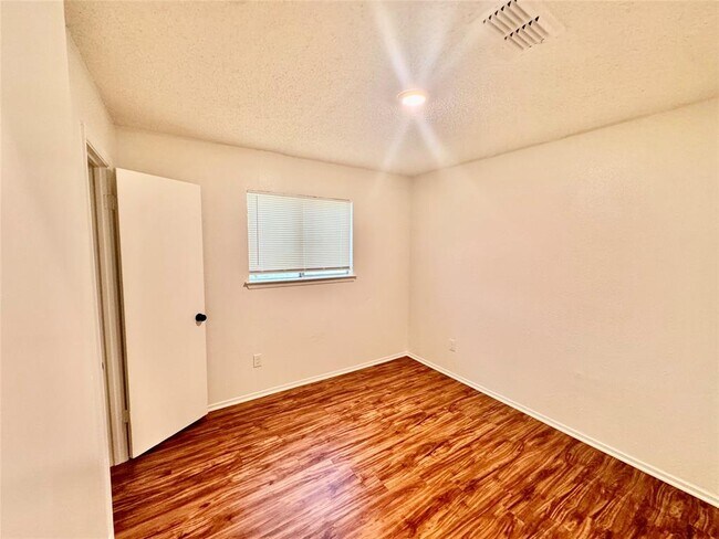 Building Photo - 5105 Purple Sage Dr