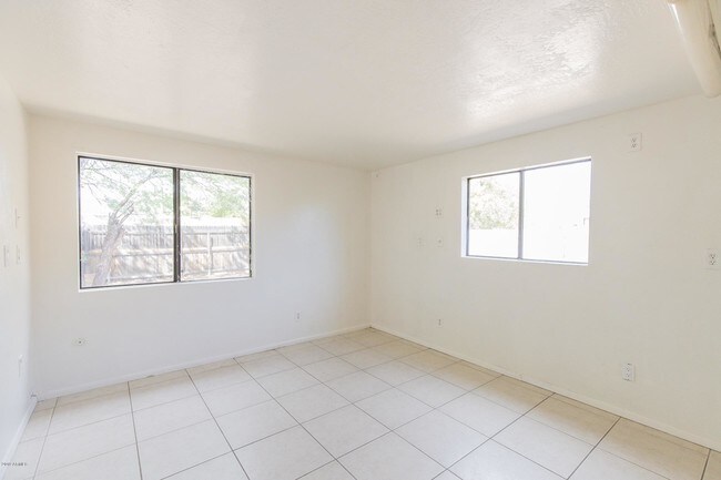 Building Photo - 4016 E Willow Ave