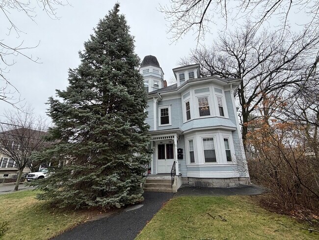 Building Photo - 786 Moody St