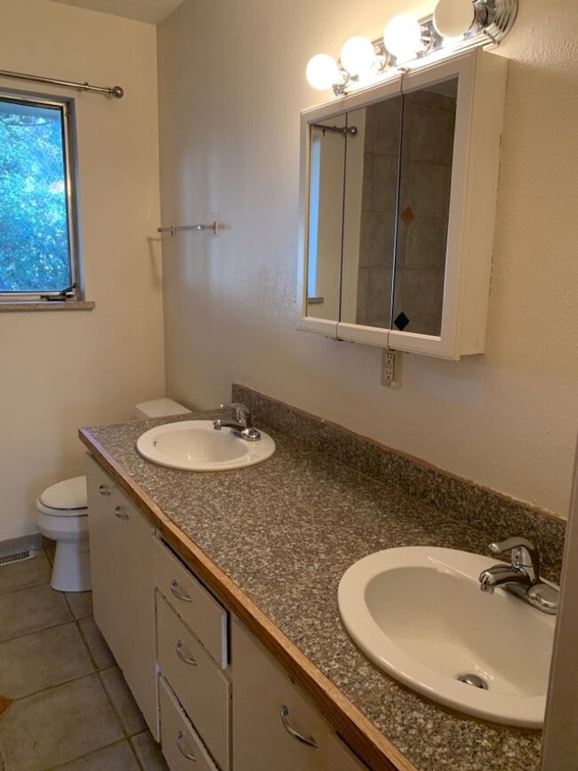 Building Photo - STUDENTS WELCOME! Spacious 5 Bed 2 Bath Ranch Home