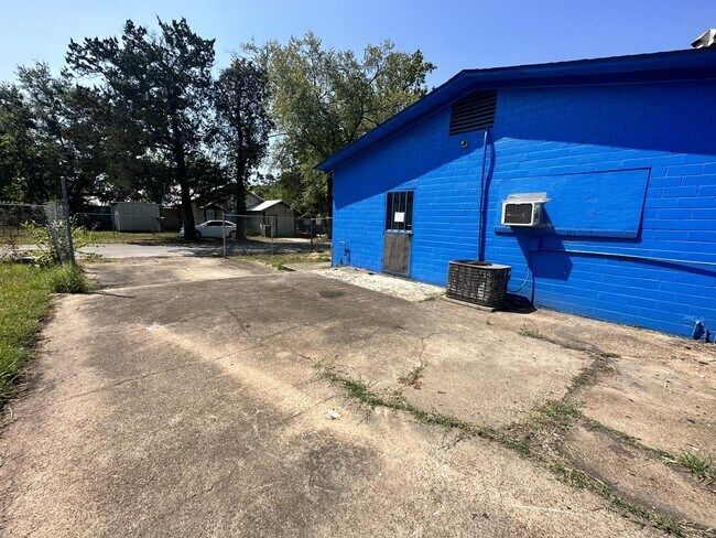 Building Photo - 1302 N Raguet St