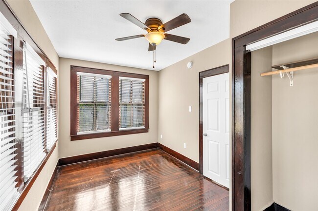 Building Photo - 3010 Avenue Q Ave