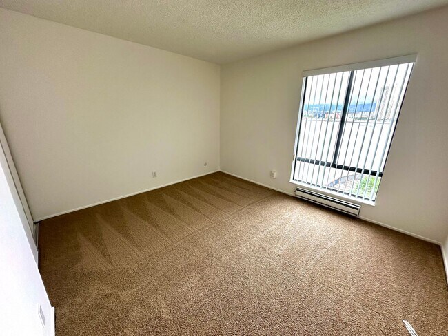 Building Photo - BEAUTIFUL BREATH TAKING VIEW UNIT!!! MUST ...