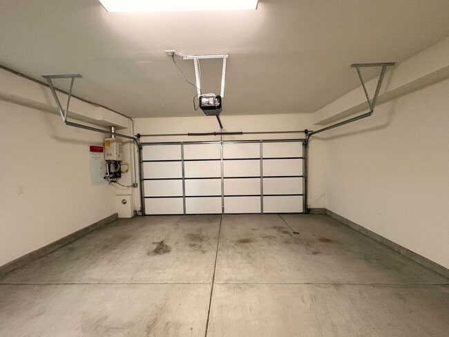 Building Photo - 2 Bed, 2.5 Bath in Anaheim!