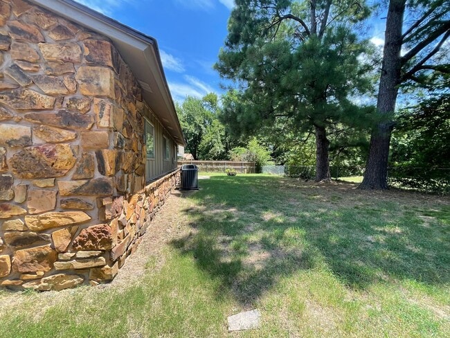 Building Photo - Move in ready! 3 bedrooms and 2 baths
