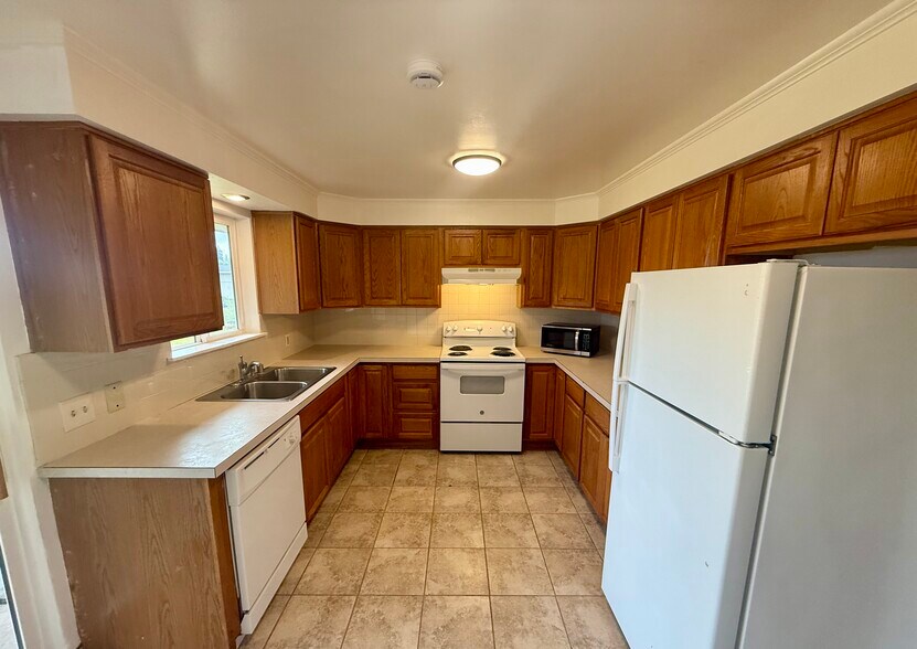 Building Photo - 7806 3rd Ave SE