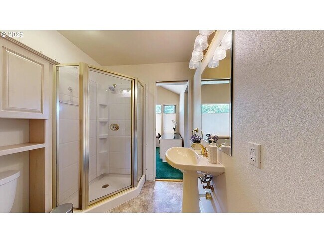 Building Photo - 17265 Mountain Dr