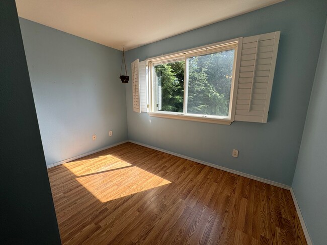 Building Photo - Beautiful 3 bedroom, 2.5 bathroom home in ...