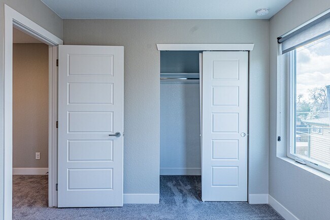 Building Photo - For Rent!  Corner Unit | Modern Townhome |...
