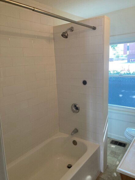 Bathroom - 33 Tyler St