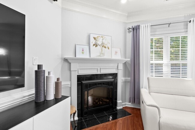 Building Photo - Furnished Townhome – All Inclusive | Gated...