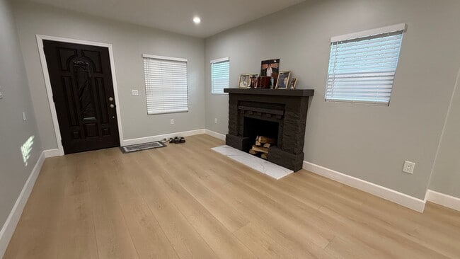 Building Photo - EPIC REA: Charming 2 Bed/ 1 Bath Home in Oakland’s Foothill Neighboorhood