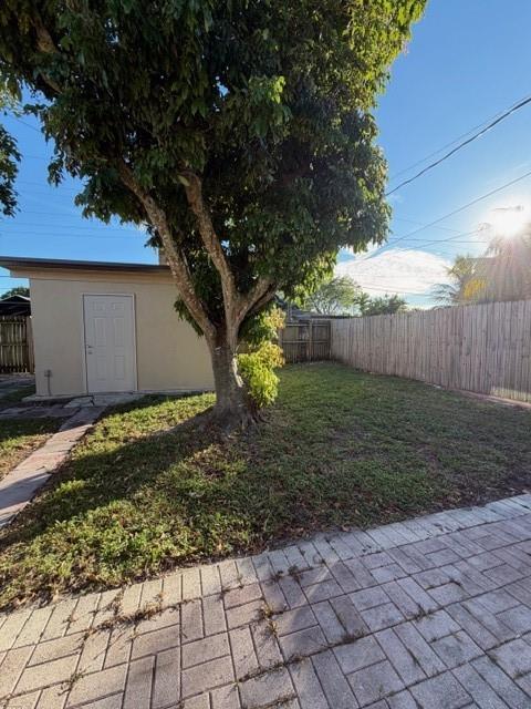 Building Photo - 1966 NE 177 North Miami Beach, FL 33162-2206