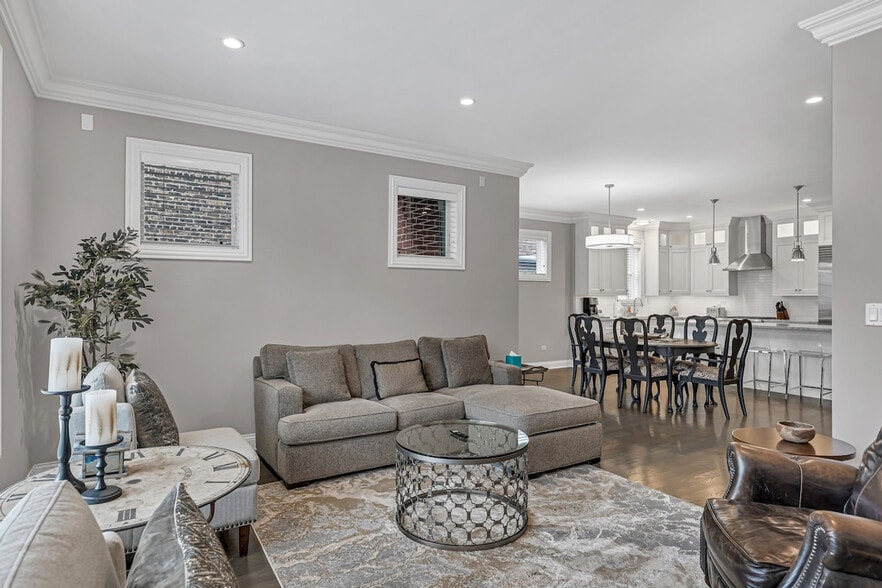 Building Photo - 3808 N Kenmore Ave