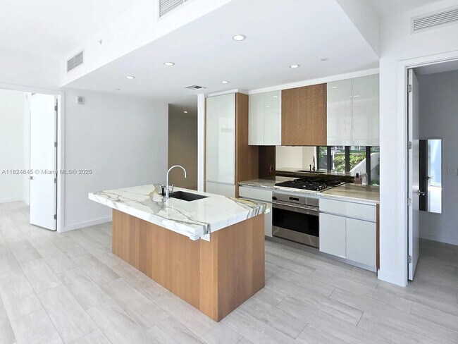 Primary Photo - 2831 S Bayshore Dr