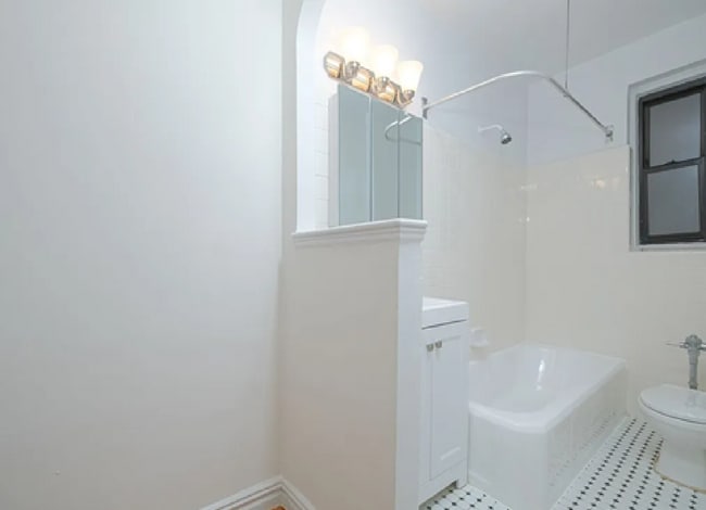 Building Photo - Charming Studio 1-Bedroom Apartment