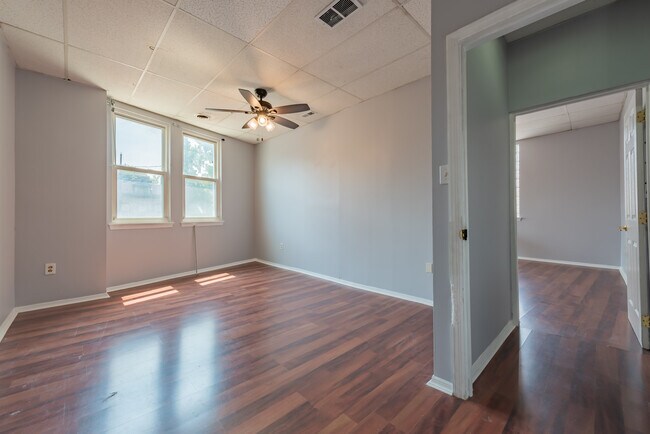 Building Photo - 104 N Graham St