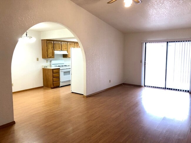 Building Photo - Cute 2 Bedroom Home w/ Garage Near Golf Co...