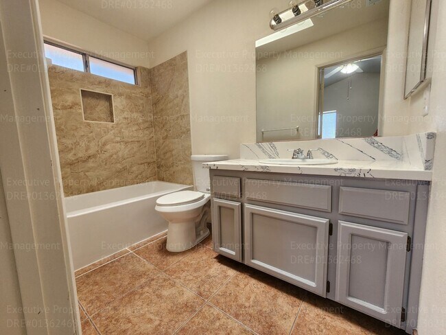 Building Photo - 3 bedroom/ 2.5 bathroom