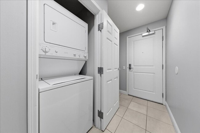 Building Photo - Stunningly Remodeled Studio High-Rise Unit For Rent