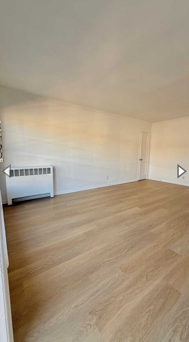 Building Photo - 200 S Sycamore Ave