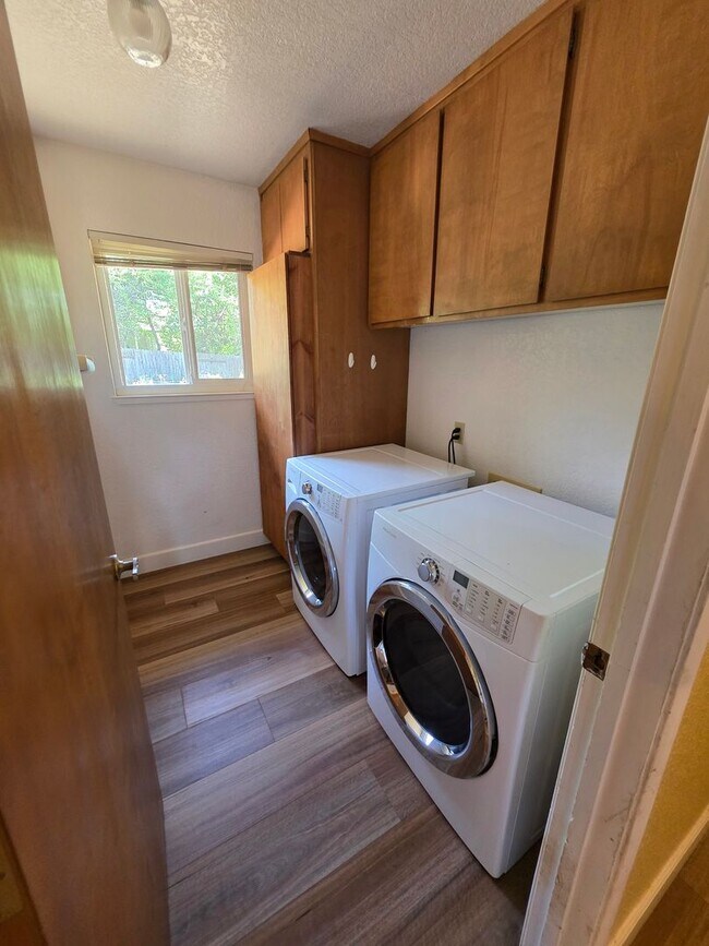 Building Photo - Charming Family Home for Rent in Auburn, C...