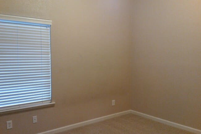 Building Photo - Beautiful Northeast 4 Bedroom 2.5 Bath home
